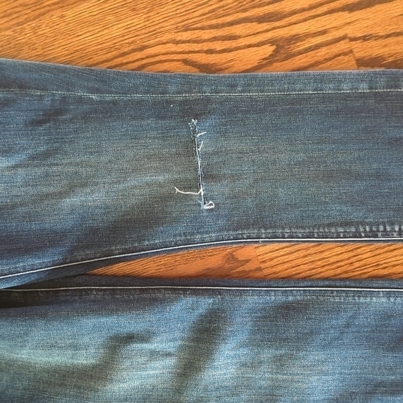 Madewell Jeans Skinny blue denim jeans.  Ripped knee Darker wash  W 29 L 32 - Picture 3 of 12